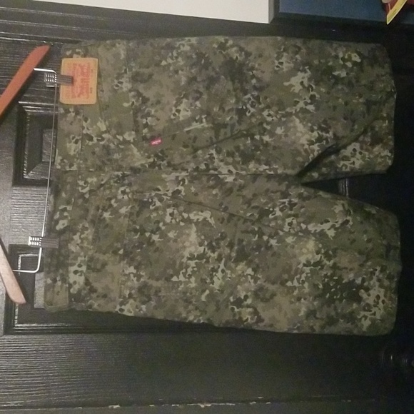 Men's Levi Baggy shorts,; Camouflage Green; Size W34 L12 - Picture 8 of 9